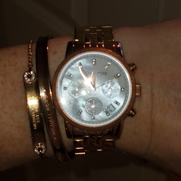 Micheal kors rose fold watch with pearl face - Picture 5 of 6